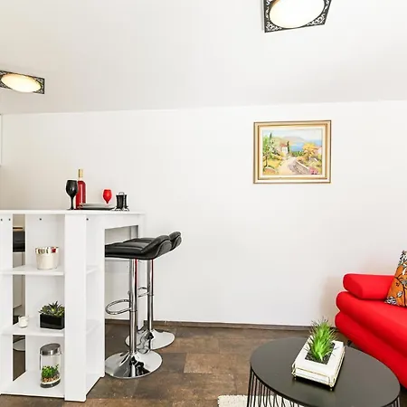 Amazing Apartment In Okrug Gornji Apartment *